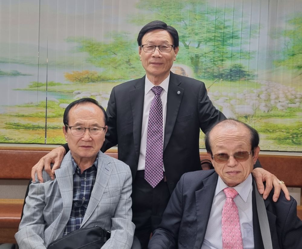 24-44 윤옥근.jpg